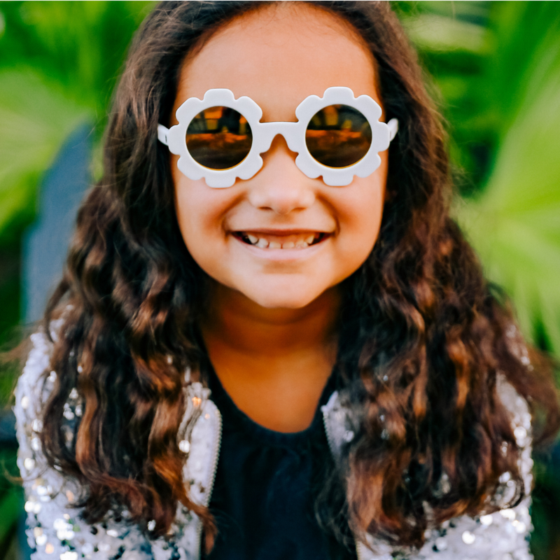Une distribution gratuite de lunettes de soleil aux enfants : Femme  Actuelle Le MAG